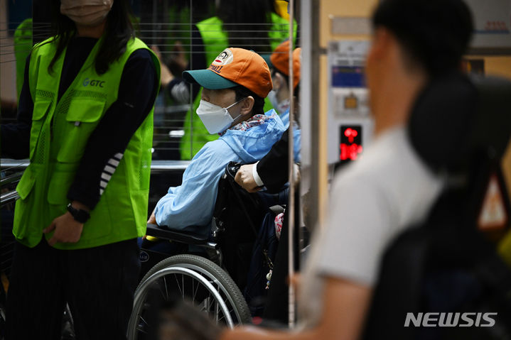 [광주=뉴시스] 이영주 기자 = 휠체어를 탄 시민이 엘리베이터에 오르고 있다. 2024.04.23.leeyj2578@newsis.com