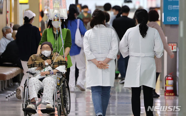 [대구=뉴시스] 이무열 기자 = 의정 갈등이 계속되고 있는 23일 대구 시내 한 대학병원에서 의료진들이 이동하고 있다. 2024.04.23 lmy@newsis.com