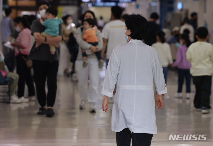 [서울=뉴시스] 김진아 기자 = 지난 4월23일 서울의 한 어린이병원에서 의사가 이동하고 있는 모습. 2024.04.23. bluesoda@newsis.com