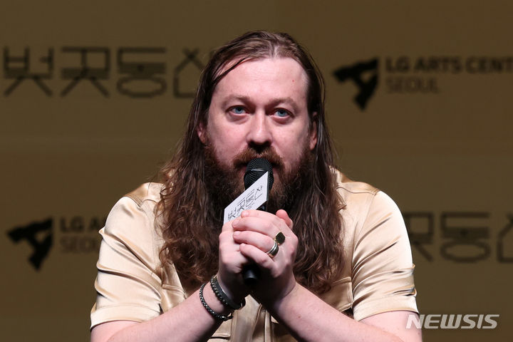 [서울=뉴시스] 박진희 기자 = 연극 '벚꽃동산' 연출 사이먼 스톤이 23일 서울 강서구 LG아트센터에서 제작발표회를 하고 있다. 안톤 체호프의 유작 '벚꽃 동산'을 한국 배경으로 각색한 연극이다. 몰락한 여성 지주의 스토리를 현대 서울로 변경했으며, LG아트센터가 제작, 배우이자 연극 연출가인 사이먼 스톤이 연출했다. 2024.04.23. pak7130@newsis.com