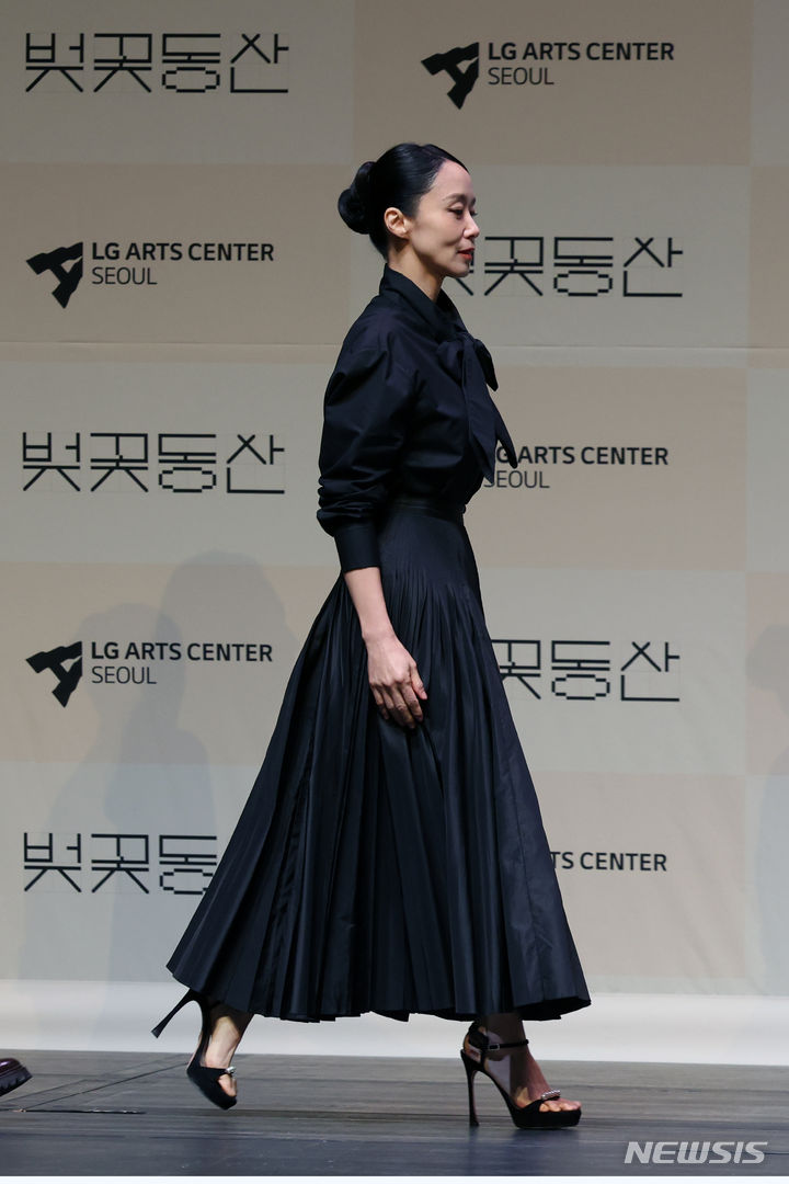 [서울=뉴시스] 박진희 기자 = 배우 전도연이 23일 서울 강서구 LG아트센터에서 연극 '벚꽃동산' 제작발표회를 하고 있다. 안톤 체호프의 유작 '벚꽃 동산'을 한국 배경으로 각색한 연극이다. 몰락한 여성 지주의 스토리를 현대 서울로 변경했으며, LG아트센터가 제작, 배우이자 연극 연출가인 사이먼 스톤이 연출했다. 2024.04.23. pak7130@newsis.com