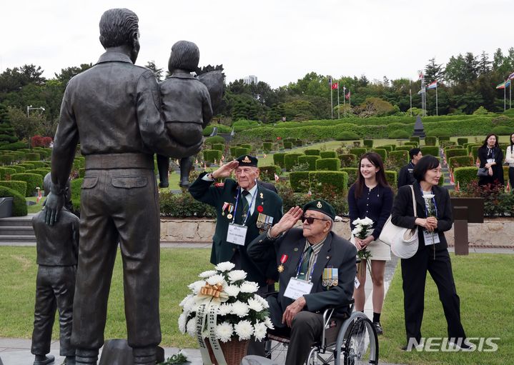 [부산=뉴시스] 하경민 기자 = 23일 부산 남구 유엔기념공원을 방문한 6·25전쟁 캐나다 참전용사들이 전몰장병 묘역 내 캐나다 추모 동상에 헌화한 뒤 거수경례를 하고 있다. 국가보훈부는 가평전투 73주년을 맞아 영연방 4개국(영국, 캐나다, 호주, 뉴질랜드)의 참전용사 6명과 유가족 등 20여 명을 초청했다. 2024.04.23. yulnetphoto@newsis.com
