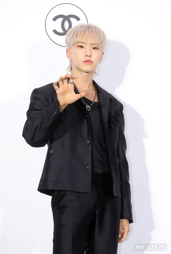 [서울=뉴시스] 김혜진 기자 = 그룹 세븐틴 호시가 23일 오후 서울 성동구 인근에서 열린 샤넬 루쥬 알뤼르 팝업 행사에서 포즈를 취하고 있다. 2024.04.23. jini@newsis.com