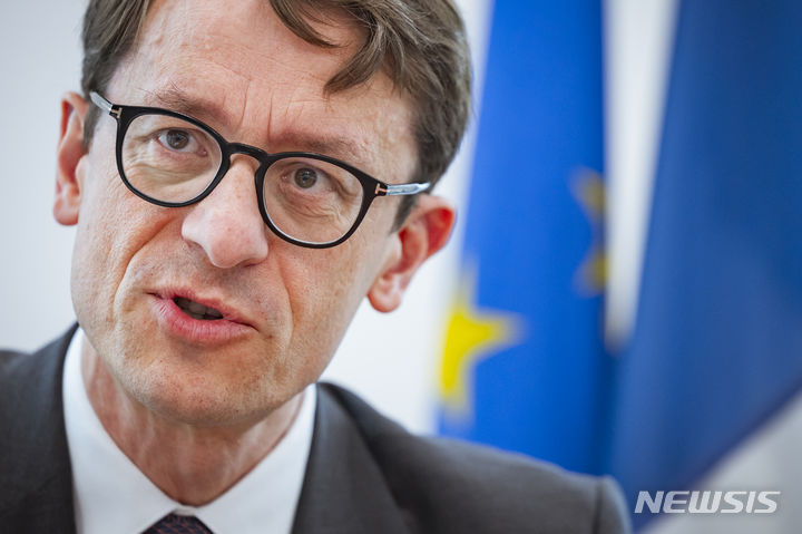 [서울=뉴시스] 정병혁 기자 = 필립 베르투 주한 프랑스대사가 23일 서울 서대문구 주한 프랑스대사관에서 뉴시스와의 인터뷰를 하고 있다. 2024.04.23. jhope@newsis.com