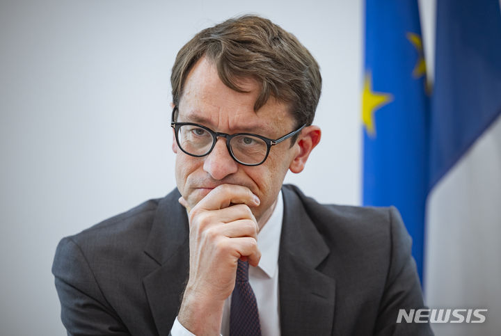 [서울=뉴시스] 정병혁 기자 = 필립 베르투 주한 프랑스대사가 23일 서울 서대문구 주한 프랑스대사관에서 뉴시스와의 인터뷰를 하고 있다. 2024.04.23. jhope@newsis.com