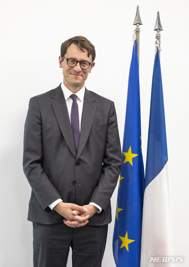 [서울=뉴시스] 정병혁 기자 = 필립 베르투 주한 프랑스대사가 23일 서울 서대문구 주한 프랑스대사관에서 뉴시스와의 인터뷰에 앞서 포즈를 취하고 있다. 2024.04.23. jhope@newsis.com