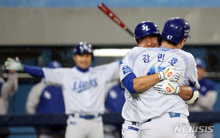 [대구=뉴시스] 이무열 기자 = 23일 대구 수성구 삼성라이온즈파크에서 열린 2024 신한 SOL 뱅크 KBO리그 LG 트윈스와 삼성 라이온즈의 경기, 6회말 1사 만루 상황에서 삼성 이성규가 역전 만루 홈런을 때린 뒤 더그아웃에 들어서며 강민호와 기뻐하고 있다. 2024.04.23. lmy@newsis.com