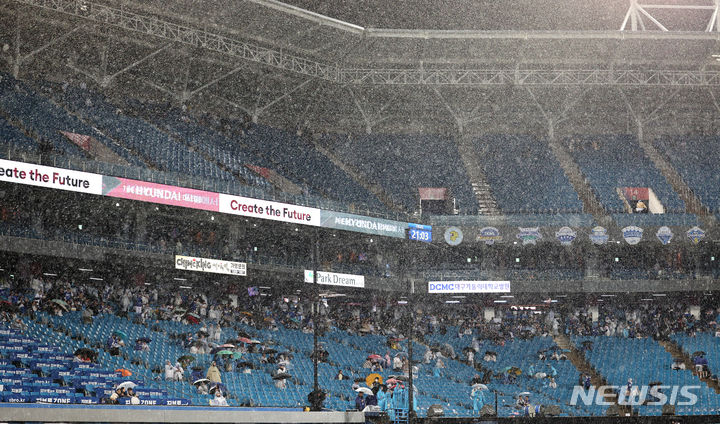 [대구=뉴시스] 이무열 기자 = 23일 대구 수성구 삼성라이온즈파크에서 열린 2024 신한 SOL 뱅크 KBO리그 LG 트윈스와 삼성 라이온즈의 경기, 8회말 우천으로 인해 경기가 중단되고 있다. 2024.04.23. lmy@newsis.com