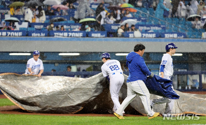 [대구=뉴시스] 이무열 기자 = 한국야구위원회(KBO)는 22일 오후 5시 열릴 예정이던 광주 한화 이글스-KIA 타이거즈전과 대구 두산 베어스-삼성 라이온즈전이 우천 취소됐다고 전했다. 사진은 지난4월23일 대구 삼성라이온즈파크에서 열린 2024 신한 쏠뱅크 KBO리그 LG 트윈스와 삼성 라이온즈의 경기에서 8회말 우천으로 인해 경기가 중단된 상황. 2024.04.23. lmy@newsis.com