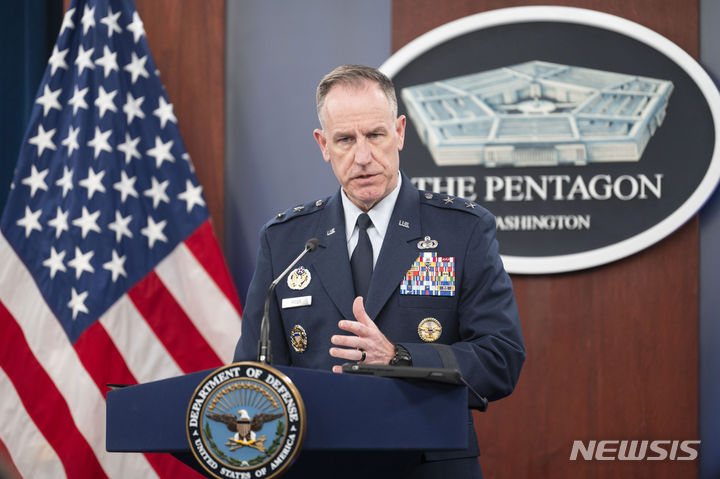 [워싱턴=AP/뉴시스]윤석열 대통령이 우크라이나에 살상무기는 지원하지 않겠다는 방침을 재확인한 가운데, 미 국방부는 한국의 지금까지의 지원에도 감사한다고 평가했다. 사진은 패트릭 라이더 미국 국방부 대변인이 지난달 23일(현지시각) 정례브리핑에서 취재진의 질문에 답하고 있다. 2024.05.10.