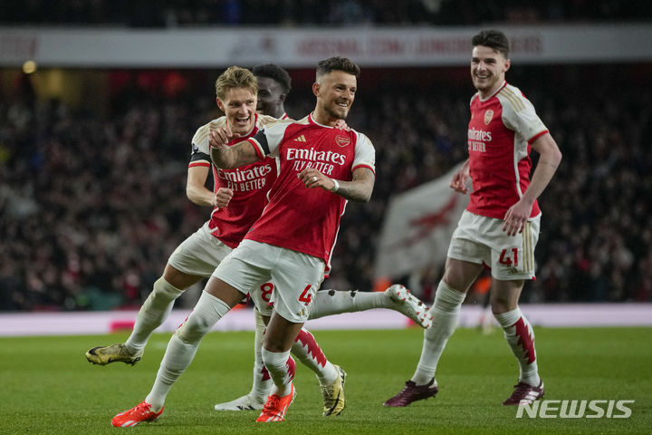 [런던=AP/뉴시스] 아스널의 벤 화이트(앞)가 23일(현지시각) 영국 런던의 에미레이트 스타디움에서 열린 2023-24 잉글랜드 프리미어리그(EPL) 첼시와의 29라운드 순연 경기 후반 25분 팀의 다섯 번째 골을 넣고 세리머니하고 있다. 아스널이 5-0으로 대승하며 승점 77점으로 선두를 유지했다. 2024.04.24.