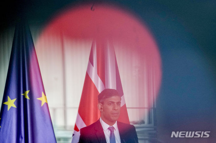 [베를린=AP/뉴시스]리시 수낵 영국 총리가 총선 결과를 두고 냉정한 민심을 받아들이겠다고 했다. 사진은 수낵 총리가 지난 4월24일(현지시각) 독일 수도 베를린에서 열린 올라프 숄츠 독일 총리와의 공동기자회견에서 발언하는 모습. 2024.07.05.