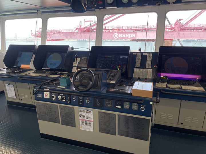 [부산=뉴시스]HMM 함부르크호 기관실 내부. 액디스(ECDIS), 레이더 등이 설치돼있다. (사진=이다솜 기자) 2024.04.24 photo@newsis.com *재판매 및 DB 금지