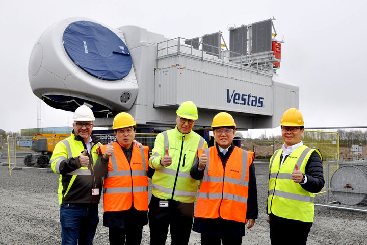  [무안=뉴시스] 송창헌 기자 =&nbsp; 유럽을 순방중인 김영록 전남지사 일행이 23일(현지 시각) 덴마크 베스타스 린도 터빈공장을 방문, 시설 현황을 청취한 뒤 현지 관계자들과 기념촬영을 하고 있다. (사진=전남도 제공) 2024.04.24 photo@newsis.com *재판매 및 DB 금지