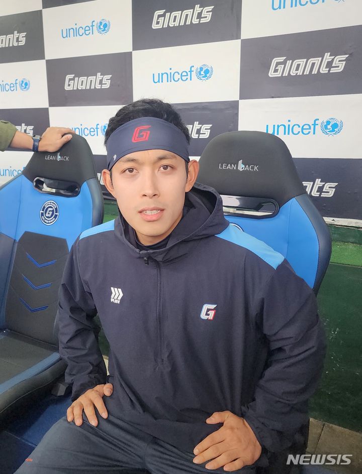 [부산=뉴시스] 김희준 기자 = 롯데 자이언츠 황성빈이 23일 부산 사직구장에서 취재진과 인터뷰를 하고 있다. 2024.04.23jinxijun@newsis.com