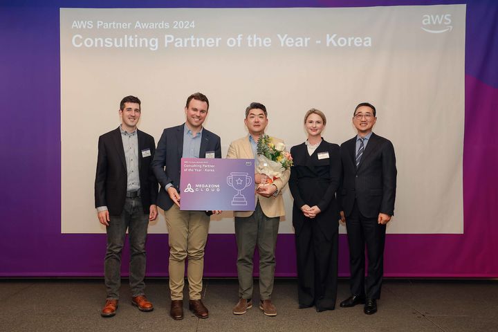 23일 서울 강남구 코엑스에서 열린 ‘AWS 파트너 서밋 서울’ 시상식에서 메가존클라우드 황인철 대표(가운데), 함기호 AWS 코리아 대표(맨오른쪽) 및 AWS 직원들이 기념 촬영을 하고 있다(사진=메가존클라우드 제공) *재판매 및 DB 금지