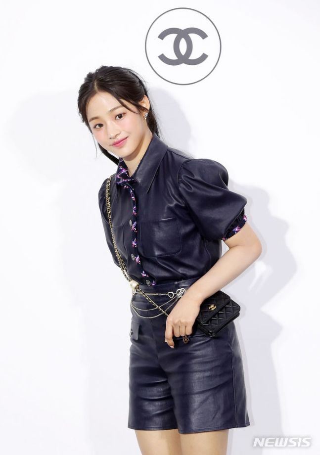 [서울=뉴시스] 김혜진 기자=그룹 뉴진스 민지가 23일 오후 서울 성동구 인근에서 열린 샤넬 루쥬 알뤼르 팝업 행사에서 포즈를 취하고 있다. 2024.04.23. jini@newsis.com&nbsp; *재판매 및 DB 금지