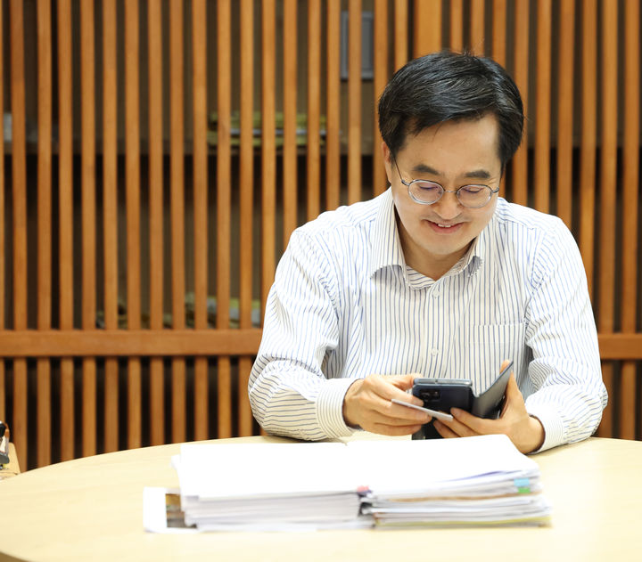 [수원=뉴시스] 김동연 경기도지사가 24일 오전 집무실에서 'The 경기패스' 전용카드를 신청하고있다. (사진=경기도 제공) 2024.04.24. photo@newsis.com *재판매 및 DB 금지