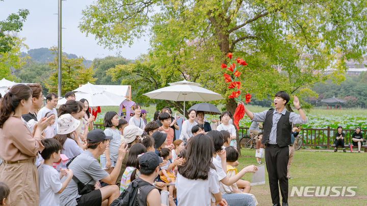 [전주=뉴시스]윤난슬 기자 = 전북 전주시는 오는 26일부터 6월 말까지 매주 금·토·일요일 오후 덕진공원 내 연화정도서관 광장과 만남의 광장 무대에서 상설 버스킹 공연을 선보일 계획이라고 24일 밝혔다.(사진=전주시 제공)