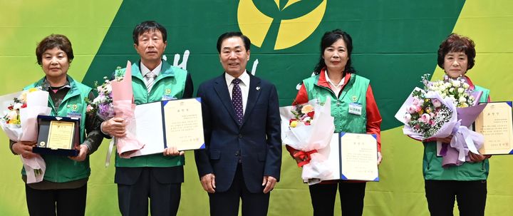 [창녕=뉴시스] 성낙인 군수가 새마을의 날 기념식에서 유공자와 기념촬영을 하고 있다. (사진=창녕군 제공) 2024.04.24. photo@newsis.com *재판매 및 DB 금지