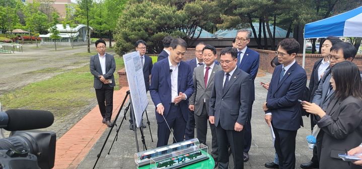 [대전=뉴시스]백원국 국토부 2차관과 충청권 3개 시도 관계자가 참여한 가운데 CTX 출발점인 대전정부청사역을 점검하고 있다. 2024. 04. 24  *재판매 및 DB 금지