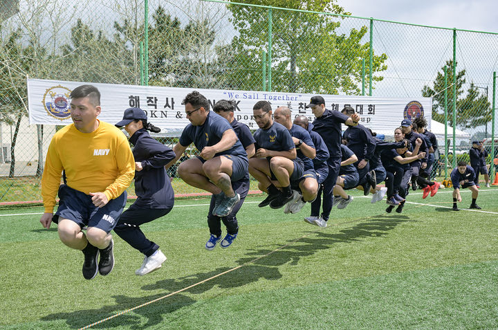 [부산=뉴시스] 24일 부산 남구 해군작전사령부 부산작전기지에서 열린 '한·미 친선 체육대회'에 참가한 양국의 해군 장병들이 단체줄넘기를 하고 있다. (사진=해군작전사 제공) 2024.04.24. photo@newsis.com *재판매 및 DB 금지