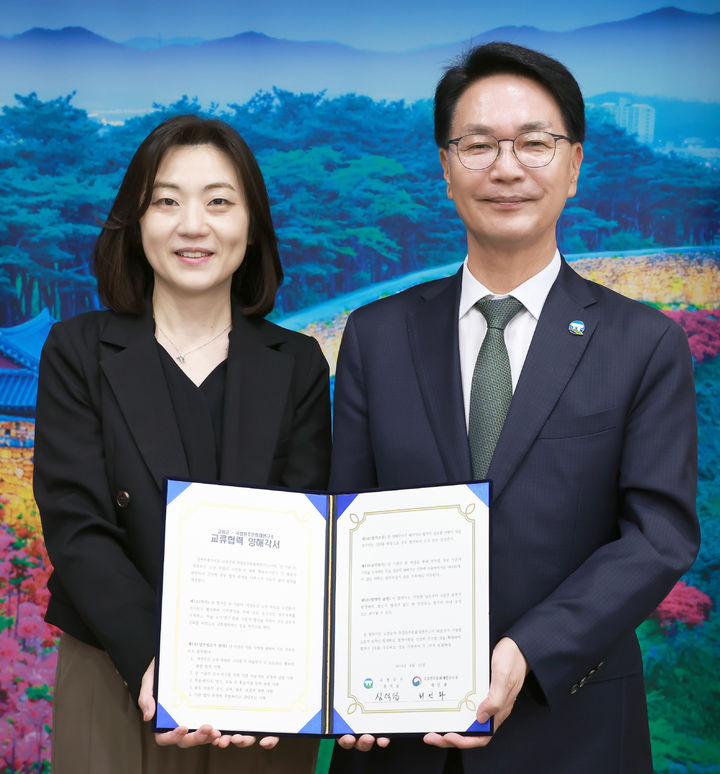 고창군이 세계유산 고창 고인돌유적의 학술연구와 활용 협력을 위해 문화재청 국립완주문화재연구소와 업무협약을 체결했다고 밝혔다. 심덕섭 군수(오른쪽)와 국립완주문화재연구소 최인화 소장(왼쪽)이 협약서에 서명한 뒤 기념사진을 찍고 있다. *재판매 및 DB 금지
