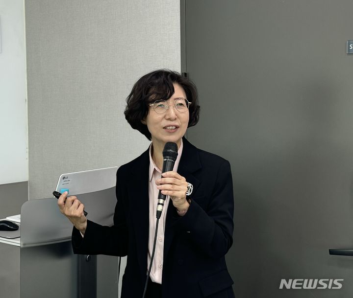 [서울=뉴시스]박현영 국립보건연구원 원장이 23일 서울 광화문에서 '노쇠도 질병이다'를 주제로 진행된 미디어 아카데미에서 발언하고 있다. (사진=보건연 제공)