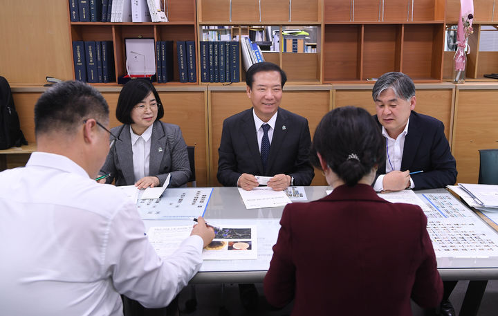 [거창=뉴시스] 구인모 거창군수, 환경부 방문 *재판매 및 DB 금지