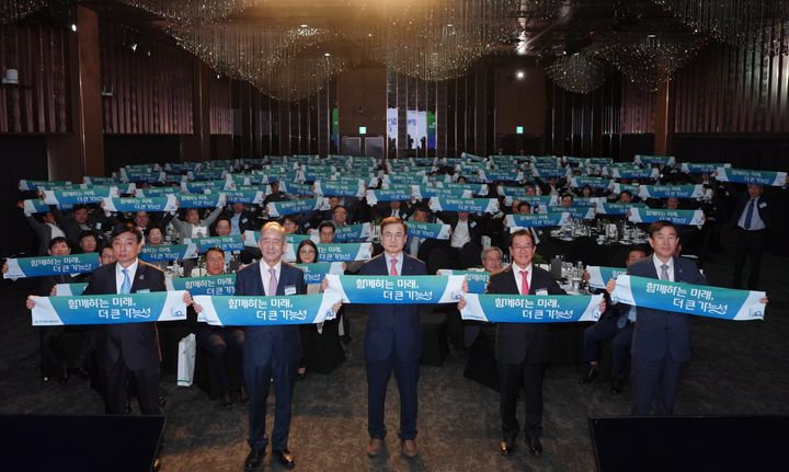 [서울=뉴시스] 현대엘리베이터는 24일 서울 중구 반얀트리 클럽 앤 스파 서울에서 기업 간 양극화 해소를 위해 주요 파트너사들과 함께하는 '2024년 동반성장 컨벤션'을 개최했다. (사진=현대엘리베이터) 2024.04.24 photo@newsis.com *재판매 및 DB 금지