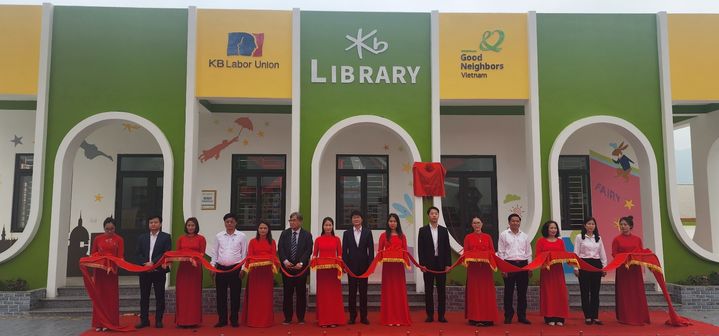 KB국민은행, 노사공동으로 베트남에 'KB라이브러리' 선물