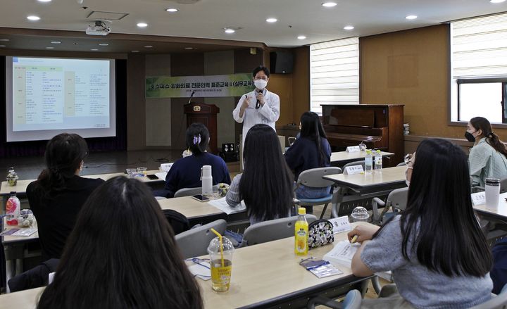 가톨릭대 대전성모병원이 24일 병원 9층 성모홀에서 ‘호스피스·완화 의료 전문인력 표준교육 과정 Ⅱ’을 진행했다.(사진=대전성모병원 제공) *재판매 및 DB 금지