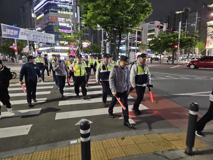 [대구=뉴시스] 대구 북부경찰서는 북구 침산네거리 학원가 일대에서 청소년 범죄예방을 위한 민·관 합동 순찰을 펼쳤다. (사진=대구 북부경찰서 제공) 2024.04.24. photo@newsis.com *재판매 및 DB 금지