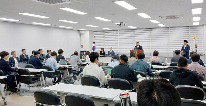 [대전=뉴시스]박성효 소진공 이사장이 24일 기자회견을 열고 소진공 유성구 이전을 확정 발표하고 있다. (사진=소진공 제공) 2024. 04. 24  *재판매 및 DB 금지