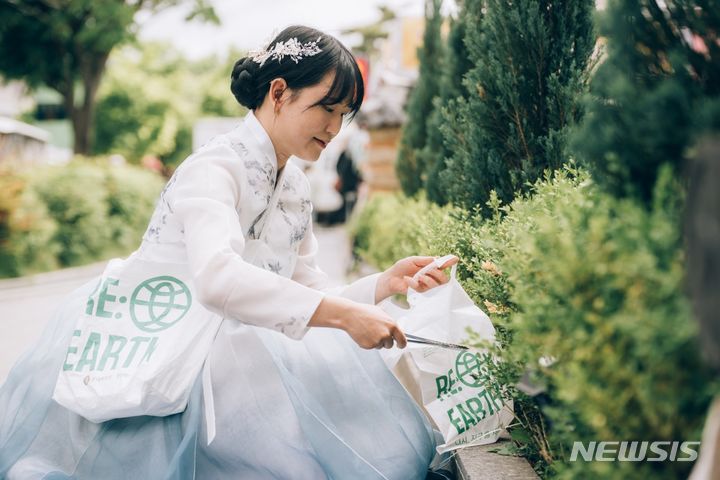 [전주=뉴시스]윤난슬 기자 = 롯데백화점은 '지구의 날'(4월 22일)을 맞아 24일 전북 전주한옥마을을 방문해 '리얼스 마켓' 행사를 진행했다고 밝혔다.2024.04.24.(사진=롯데백화점 전주점 제공) 