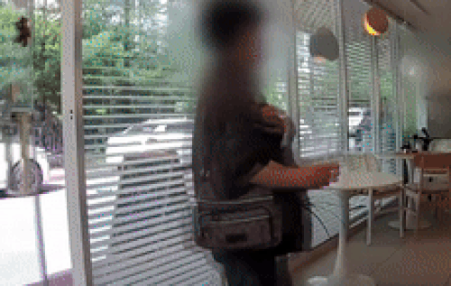 [서울=뉴시스] 충청남도 충주시의 한 빵집을 찾은 손님들이 욕설을 하는 등 소란을 피웠다고 JTBC 사건반장이 23일 전했다. 영상은 가게 바닥에 침을 뱉는 손님의 모습. (영상=사건반장 유튜브 갈무리) 2024.04.24. *재판매 및 DB 금지