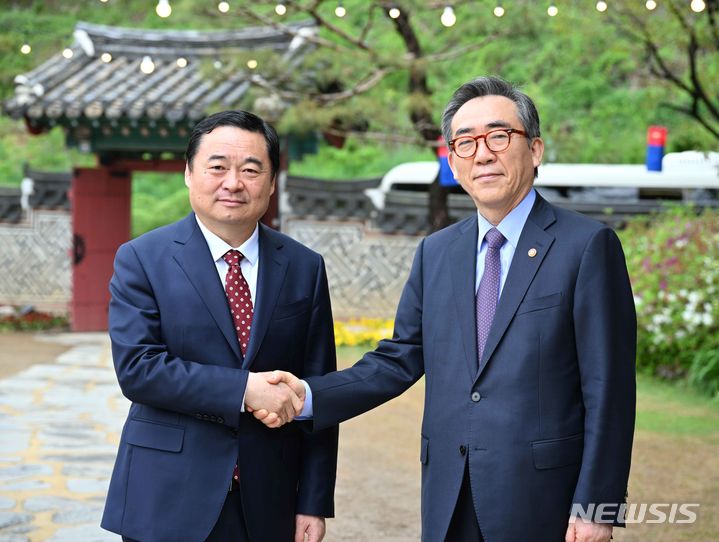 [서울=뉴시스] 조태열 외교부 장관은 24일 방한 중인 하오펑 중국 랴오닝성 당서기와 오찬을 갖고 한-랴오닝성 간 실질 협력 증진 방안 등에 대해 의견을 교환했다. (사진= 외교부 제공)