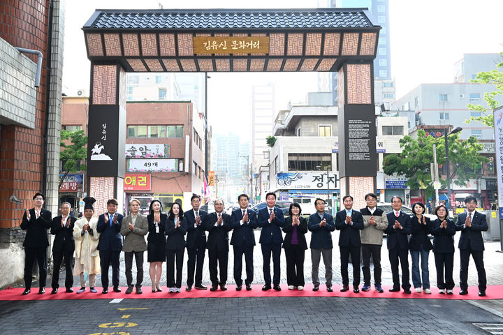 [울산=뉴시스] 24일 울산 남구 중앙로 일원에서 신정3동 도시재생 문화거리 준공식이 개최된 가운데 서동욱 남구청장과 이정훈 남구의회 의장, 시·구의원, 가락울산광역시종친회 관계자, 주민 등이 박수를 치고 있다. (사진=울산 남구 제공) 2024.04.24. photo@newsis.com *재판매 및 DB 금지