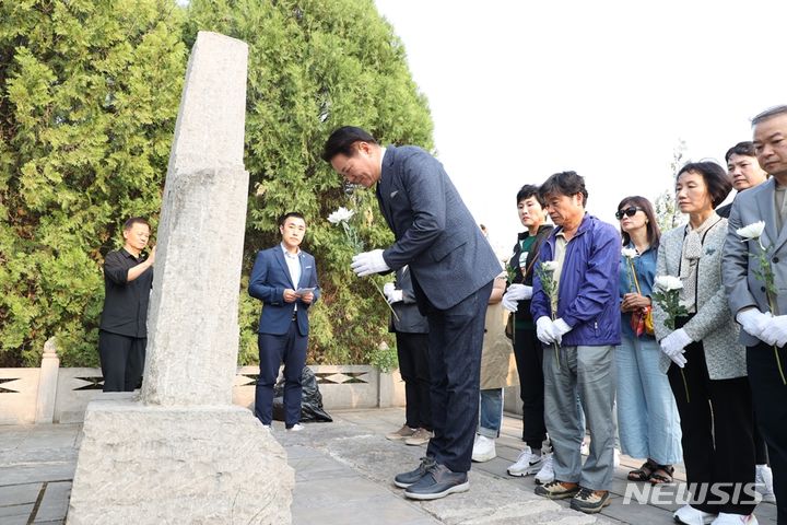 [안양=뉴시스] 한단시 조선의용군열사기념관 방문 참배 현장. (사진=안양시 제공).