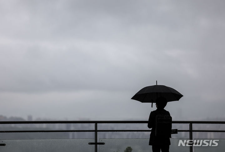 [서울=뉴시스] 정병혁 기자 = 화요일인 30일은 제주도와 남부지방을 중심으로 비가 오겠다. 또 낮 최고기온이 16~26도까지 오르며 포근한 봄 날씨가 이어지겠다. 사진은 지난 24일 서울 중구 남산에서 우산을 쓴 시민이 이동하고 있는 모습. 2024.04.24. jhope@newsis.com