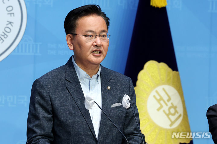 [서울=뉴시스] 추상철 기자 = 유상범 국민의힘 의원이 24일 오전 서울 여의도 국회에서 '이화영 전 부지사 관련 민주당 사법시스템 방해' 성명 발표 기자회견을 하고 있다. 2024.04.24. scchoo@newsis.com