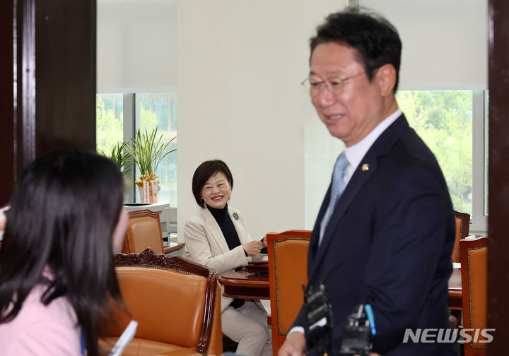 [서울=뉴시스] 이영환 기자 = 진선미 더불어민주당 선거관리위원장과 황희 간사가 24일 오전 서울 여의도 국회에서 열린 원내대표-의장단 선출 선관위 1차 회의에 참석하고 있다. 2024.04.24. 20hwan@newsis.com