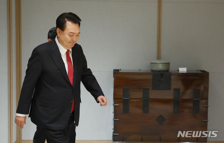 [서울=뉴시스] 전신 기자 = 윤석열 대통령이 24일 서울 용산 대통령실 청사에서 열린 대장 진급·보직 신고 및 삼정검 수치 수여식에 입장하고 있다. 2024.04.24. photo1006@newsis.com