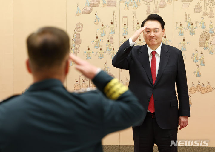 [서울=뉴시스] 전신 기자 = 윤석열 대통령이 24일 서울 용산 대통령실 청사에서 열린 대장 진급·보직 신고 및 삼정검 수치 수여식에서 강호필 합동참모차장의 거수경례를 받고 있다. 2024.04.24. photo1006@newsis.com