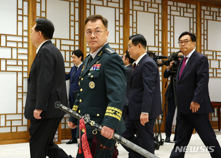 [서울=뉴시스] 전신 기자 = 강호필 합동참모차장이 24일 서울 용산 대통령실 청사에서 열린 대장 진급·보직 신고 및 삼정검 수치 수여식을 마친 뒤 윤석열 대통령과 함께 환담장으로 향하고 있다. 2024.04.24. photo1006@newsis.com