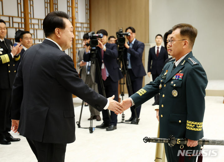 [서울=뉴시스] 전신 기자 = 윤석열 대통령이 24일 서울 용산 대통령실 청사에서 열린 대장 진급·보직 신고 및 삼정검 수치 수여식에 입장하며 강호필 합동참모차장과 인사하고 있다. 2024.04.24. photo1006@newsis.com