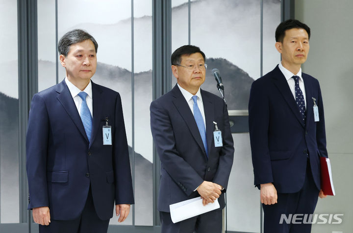 [서울=뉴시스] 전신 기자 = 윤영빈(왼쪽부터) 초대 우주항공청장, 존 리 임무본부장, 노경원 차장이 24일 서울 용산 대통령실 청사에서 성태윤 정책실장의 인사 발표를 듣고 있다. 2024.04.24. photo1006@newsis.com