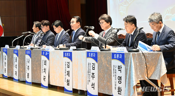 [무안=뉴시스] 김혜인 기자 = 24일 오후 전남 무안군 초당대학교 국제회의장에서 광주 민간군공항 이전시 소음대책 마련 토론회가 열리고 있다. 2024.04.24. hyein0342@newsis.com