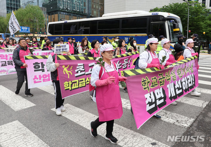 [서울=뉴시스] 김금보 기자 = 전국민주노동조합총연맹 조합원들이 지난해 4월24일 오후 서울 종로구 보신각 앞에서 작업중지권과 산업안전보건법 전면 적용 쟁취를 위한 행진 결의대회를 하고 있는 모습. 2024.04.24. kgb@newsis.com