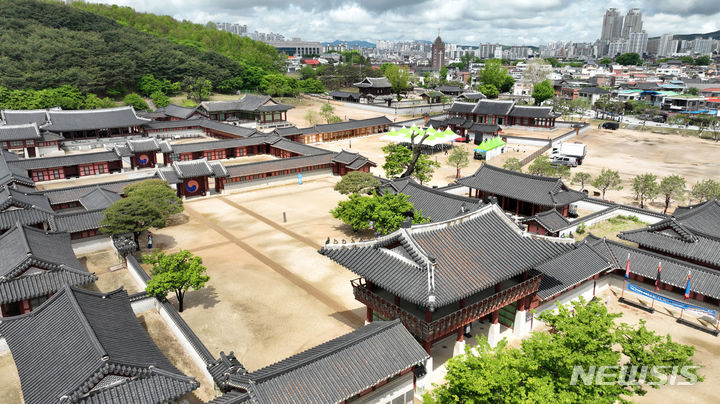 [수원=뉴시스] 김종택기자 = 일제강점기에 훼손됐던 수원 화성행궁이 119년만에 완전한 모습으로 복원됐다. 1789년 정조대왕이 세운 화성행궁은 평상시에는 관청으로 사용하다가 임금이 수원에 행차할 때는 임금과 수행 관원들이 머무는 궁실로 이용됐다. 사진은 24일 복원사업을 통해 원래 모습을 되찾은 화성행궁 모습. 2024.04.24. jtk@newsis.com